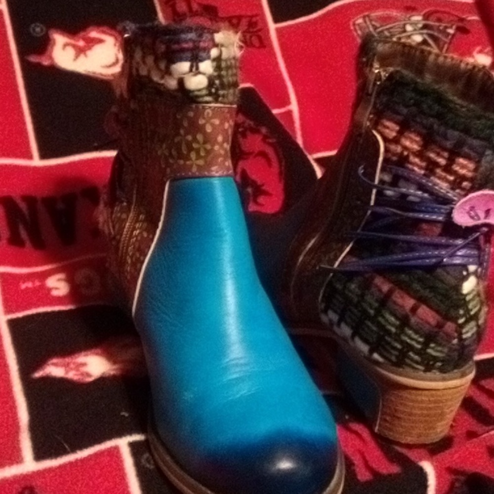 Beautiful turquoise booties. They are by Socofy size 6.5-7